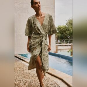 TEXTURED DRAPED DRESS SIZE M